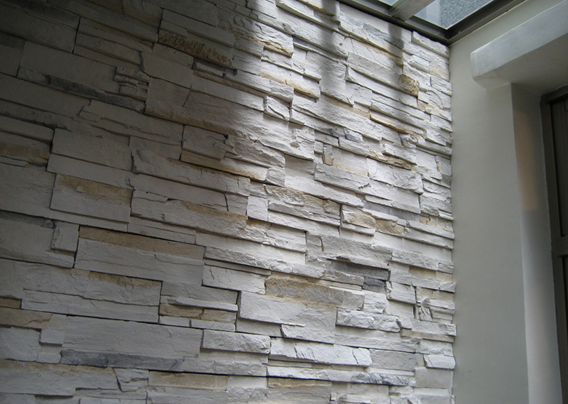 Natural stone veneer wall